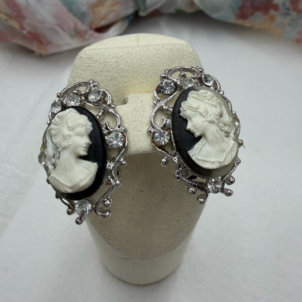 Vintage Silver and Black Cameo clip Earrings #344UE